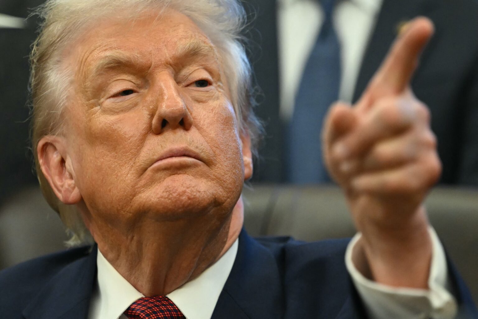 Trump Retoma Política Agressiva na América Latina e Foco na Groenlândia