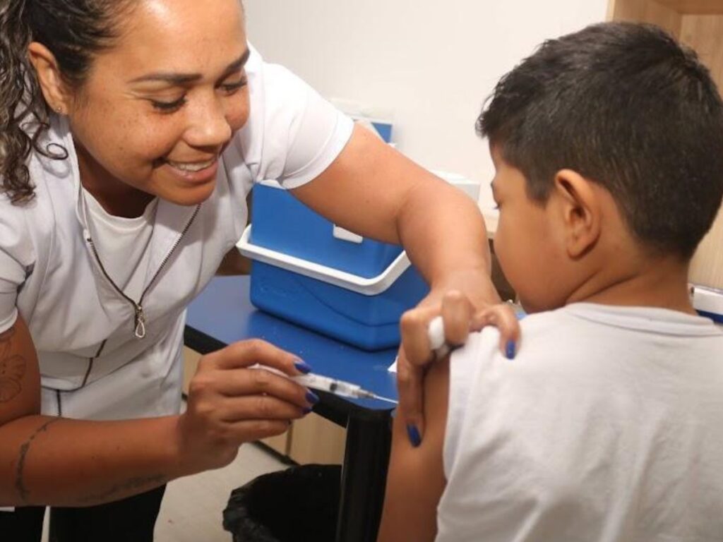 Vacinação em Escolas de Santos Aumenta 44,8% em 2025; Imunização Compulsória para Matrícula