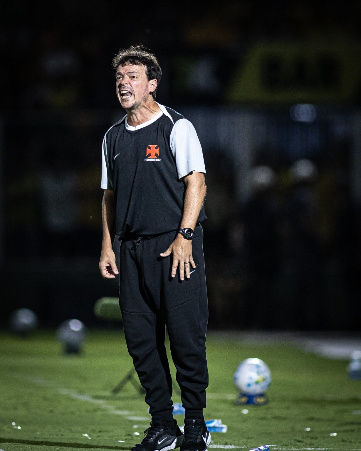 A Pedagogia do Palavrão no Futebol: Quando a Educação Encontra a Indelicadeza