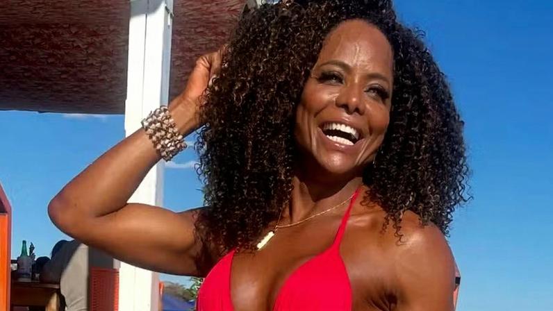 Adriana Bombom Renova Bronzeamento Antes do Grande Desfile da Grande Rio