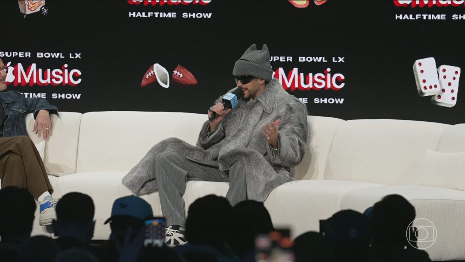 Bad Bunny se Prepara para o Show do Intervalo do Super Bowl: 'Fazendo o que Eu Amo'