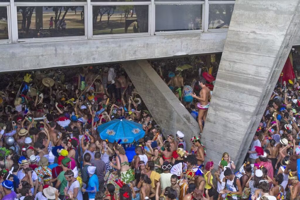 Boi Tolo: O Ícone do Carnaval Carioca que Conquista o Mundo