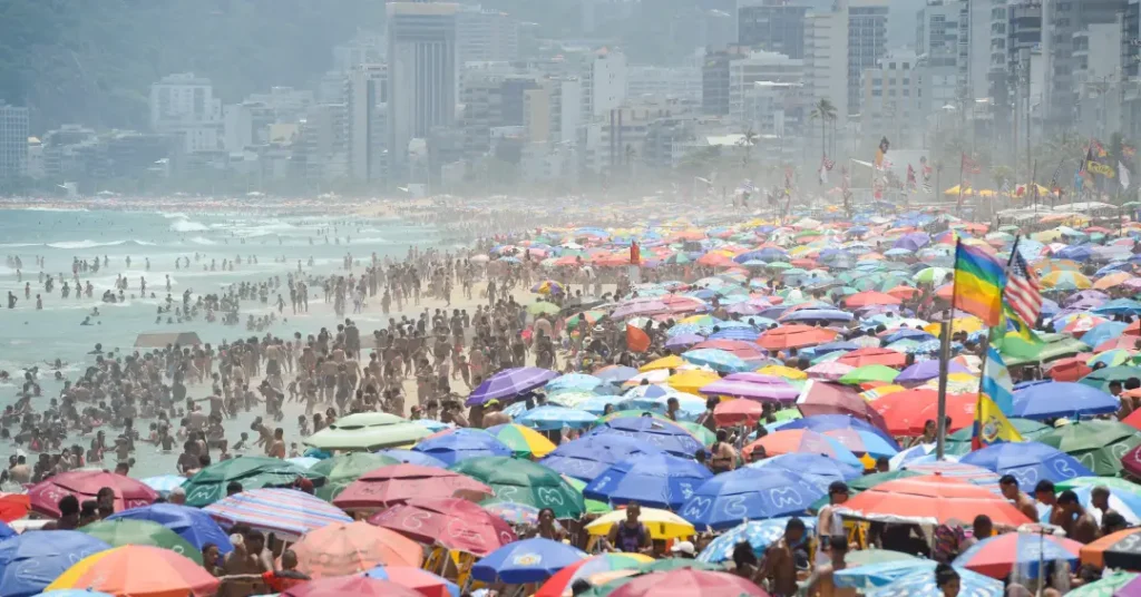 Calor Intenso no Rio de Janeiro: Quase 3 Mil Pessoas Buscam Atendimento Médico Calor Intenso no Rio de Janeiro: Quase 3 Mil Pessoas Buscam Atendimento Médico