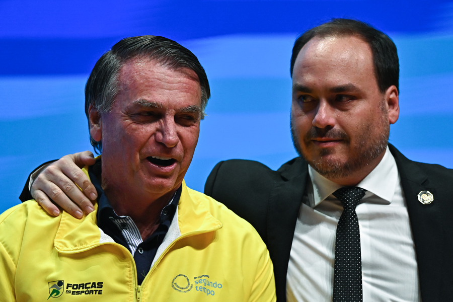 Carlos Expressa Preocupação com a Saúde de Jair Bolsonaro: ‘Abatido e Sonolento’ Carlos Expressa Preocupação com a Saúde de Jair Bolsonaro: 'Abatido e Sonolento'