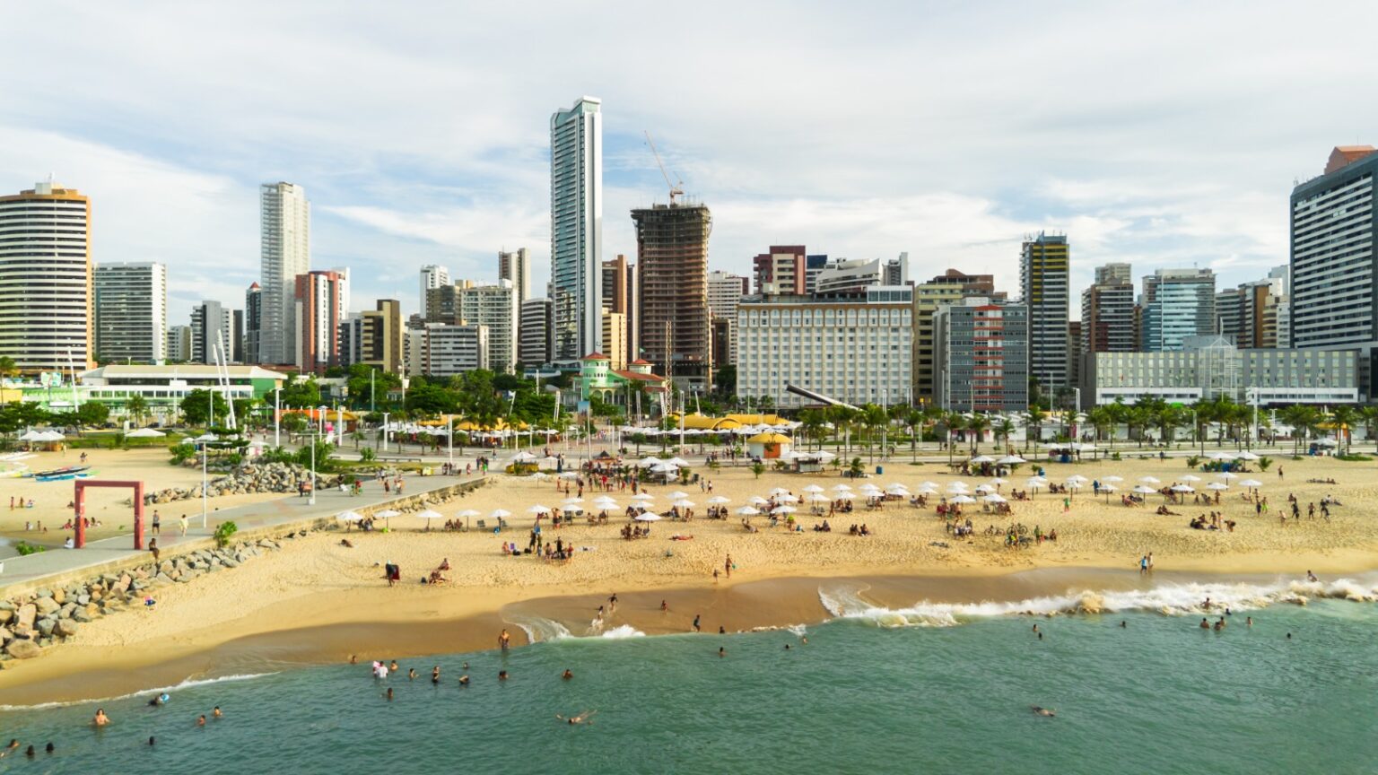 Ceará deve movimentar R$ 514,8 milhões e atrair 210 mil turistas no Carnaval 2026