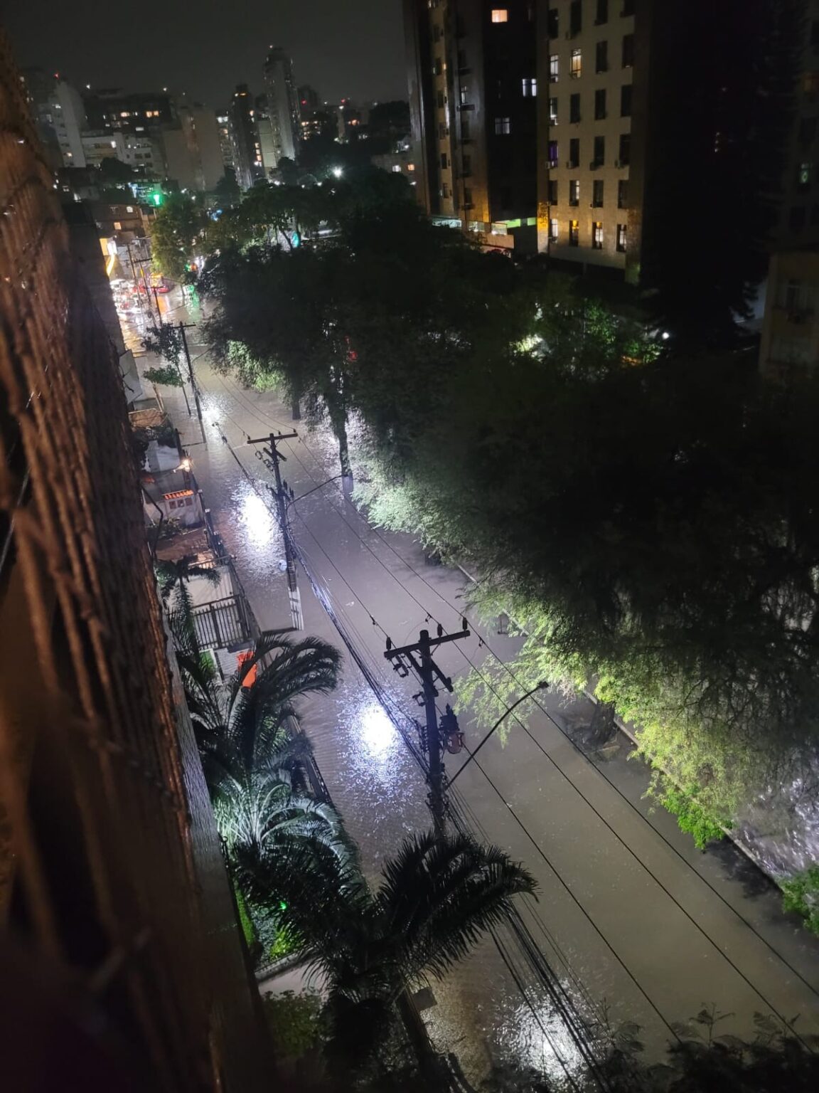 Chuva Forte no Grande Rio: Alagamentos e Deslizamentos Agridem a Região