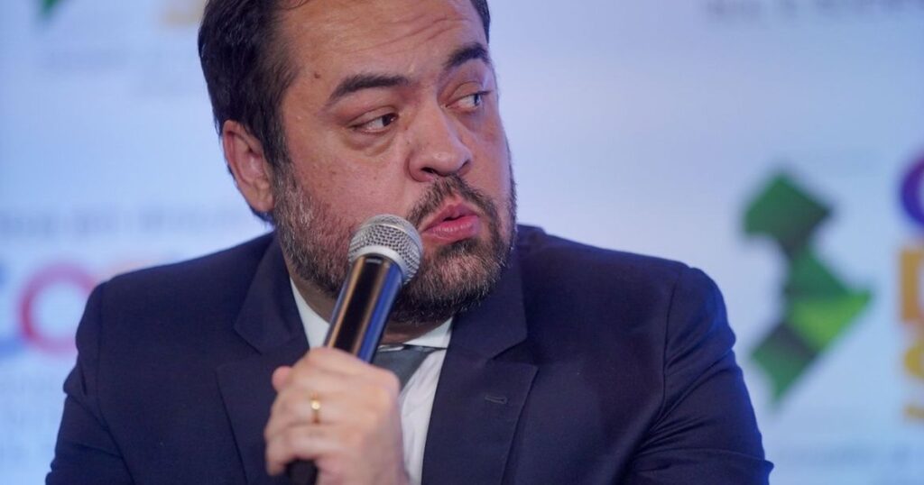 Cláudio Castro Avalia Futuro Político e Pode Disputar Vaga no Senado Cláudio Castro Avalia Futuro Político e Pode Disputar Vaga no Senado