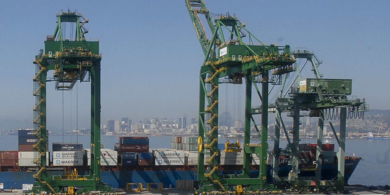 Crescimento da Economia Brasileira de 2,2% em 2025 Segundo FGV