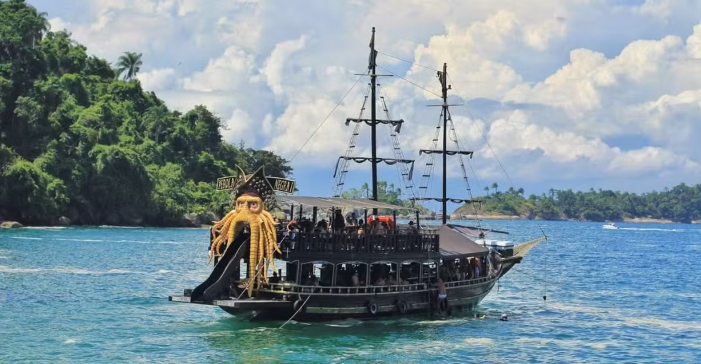 Descubra a Magia de uma Viagem de Escuna em Paraty: O Passeio Preferido dos Turistas