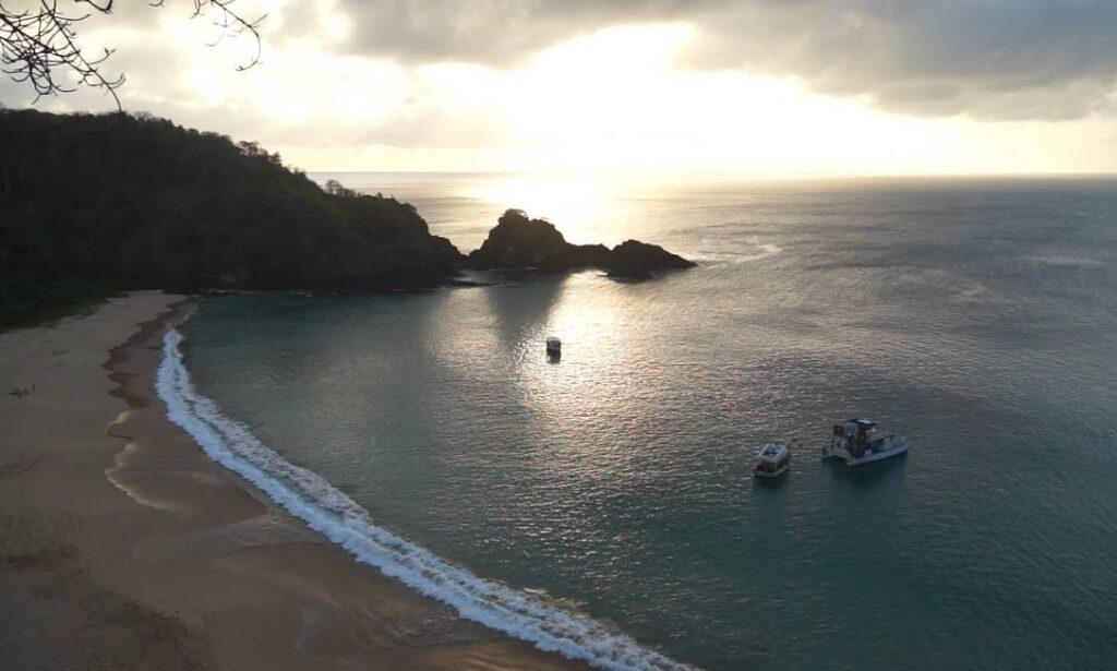 Descubra a Melhor Praia do Brasil: A Praia do Sancho Segundo a IA
