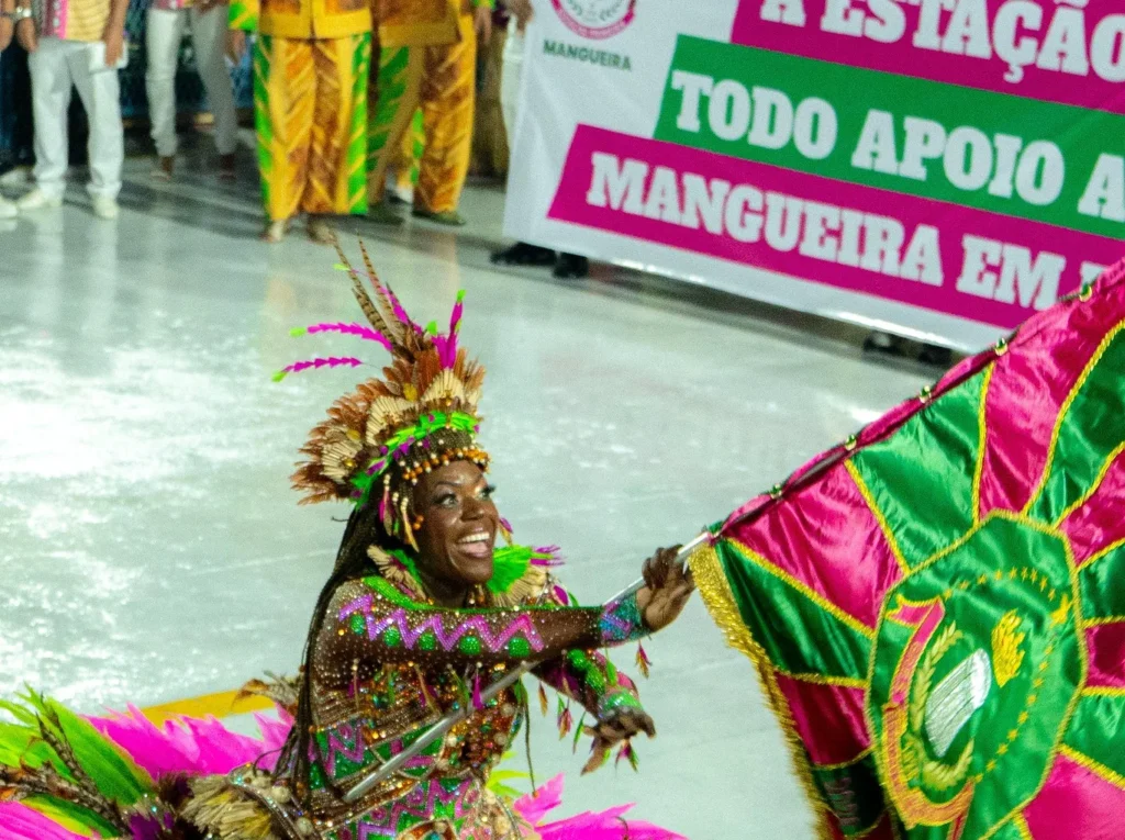 Entre Celebração e Protestos: Escolas Campeãs do Carnaval Desfilam no Rio