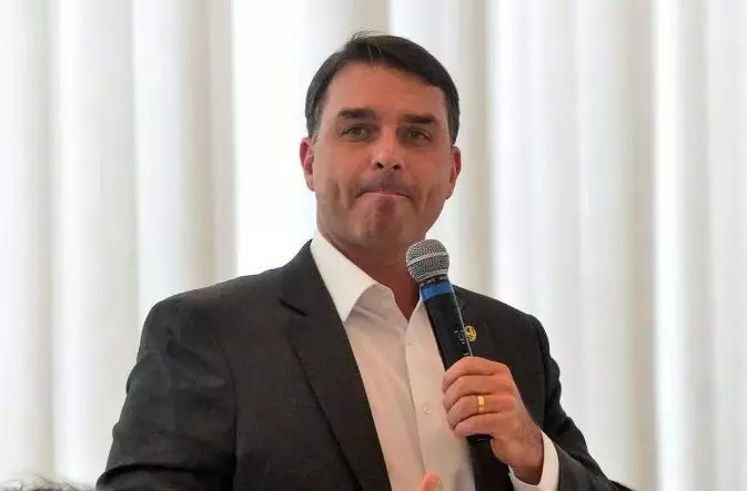 Flávio Bolsonaro Prioriza Alianças Políticas e Abre Mão de Aproximação com Militares