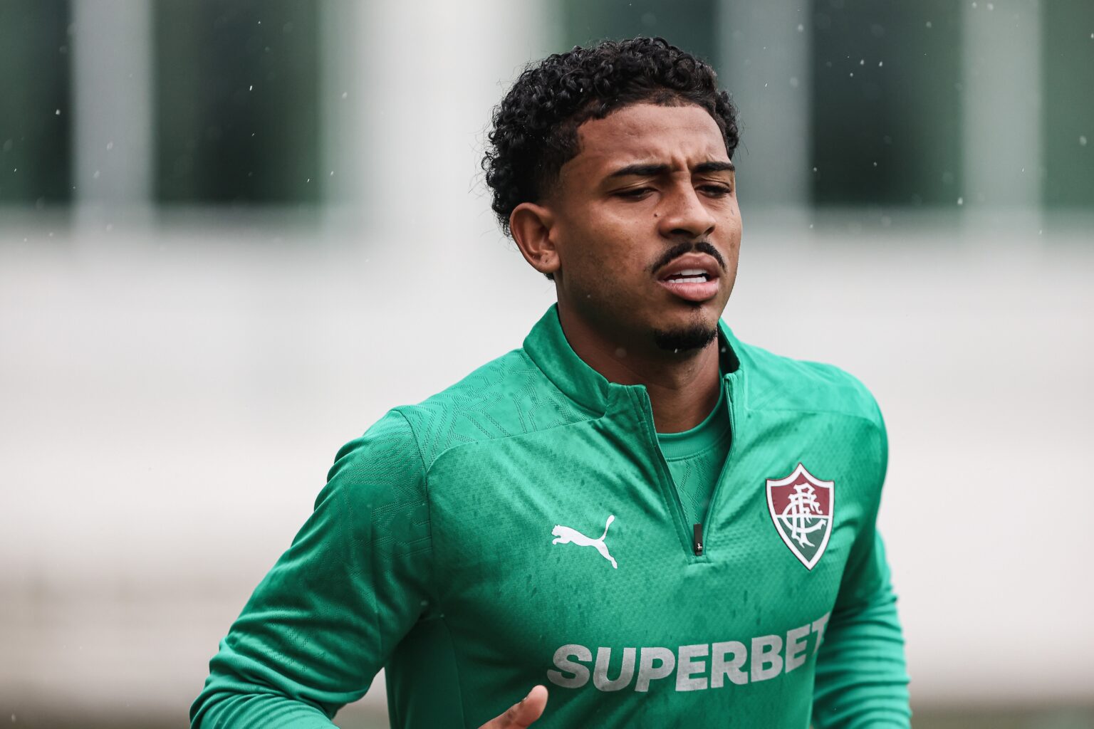 Fluminense Busca Centroavante: Saídas de Jogadores Aumentam Urgência por Denis Bouanga