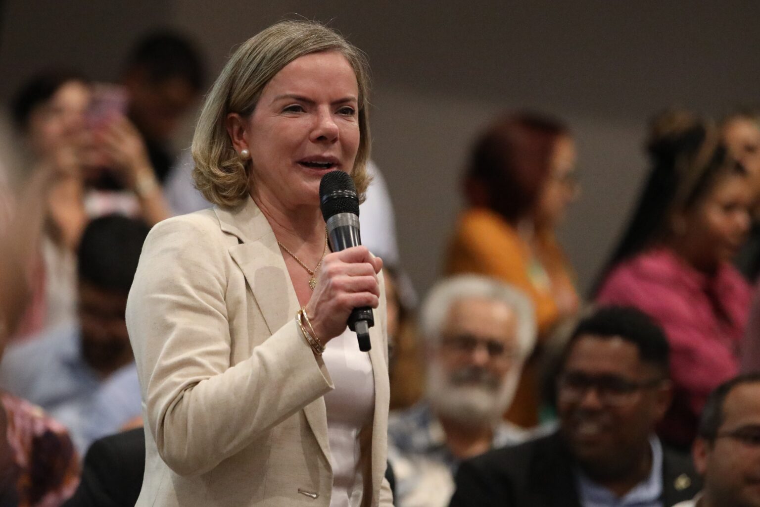 Gleisi Hoffman Denuncia Golpe em Votação sobre Quebra de Sigilo de Lulinha