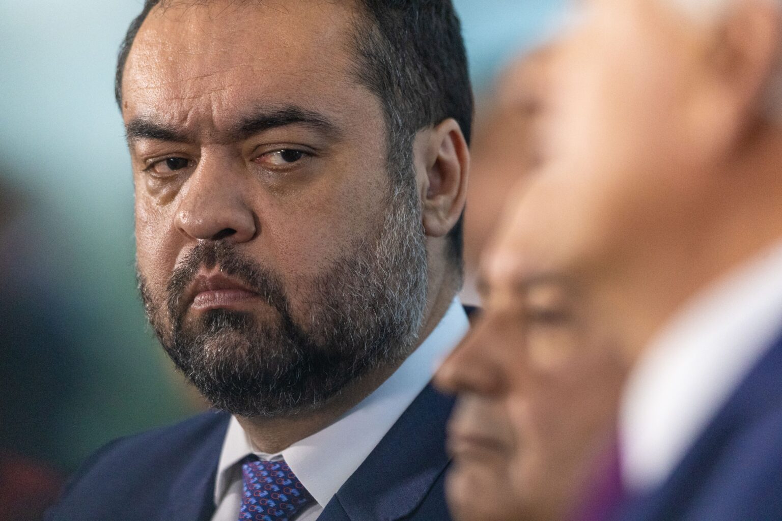 Incertezas Políticas Mantêm Renúncia de Castro no Limbo Imagem do artigo