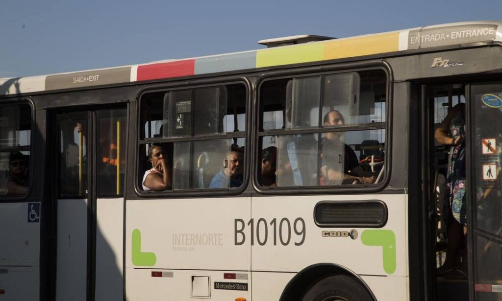 Idosa Denuncia Estupro por Motorista de Ônibus no Centro do Rio Idosa Denuncia Estupro por Motorista de Ônibus no Centro do Rio