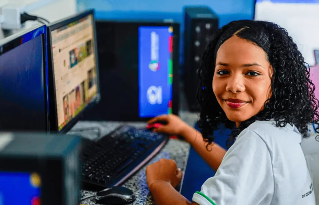 Inclusão Digital: Rio de Janeiro Recebe 2.790 Computadores em 185 Pontos Acessíveis