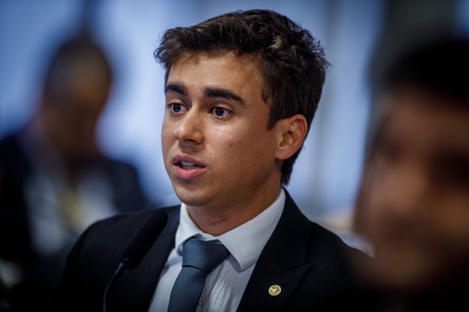 Nikolas Ferreira Desmente Encontro com Flávio Bolsonaro e Define Futuro Político em MG