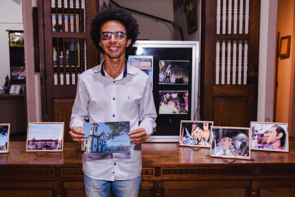 Retratos de Oliveira: Um Olhar Através das Lentes de Juan Andrade