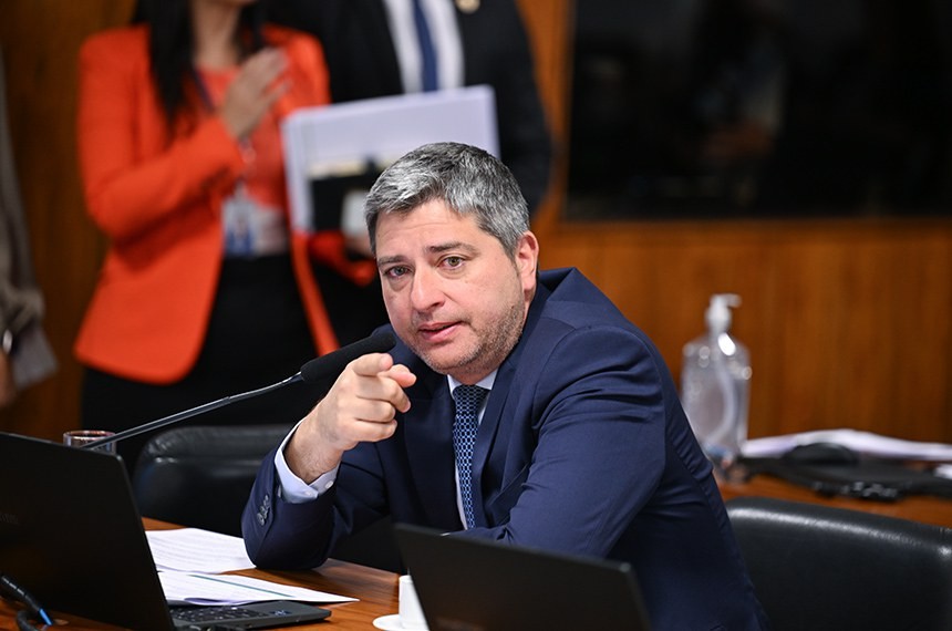 Senador do PL Expressa 'Frustração' Após Decisão de Flávio Bolsonaro sobre Candidatura ao Senado