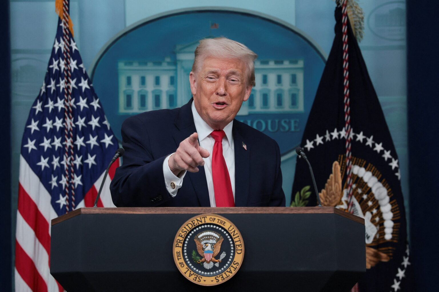 Tarifaço: Brasil e China se Destacam com Nova Alíquota Global de Trump