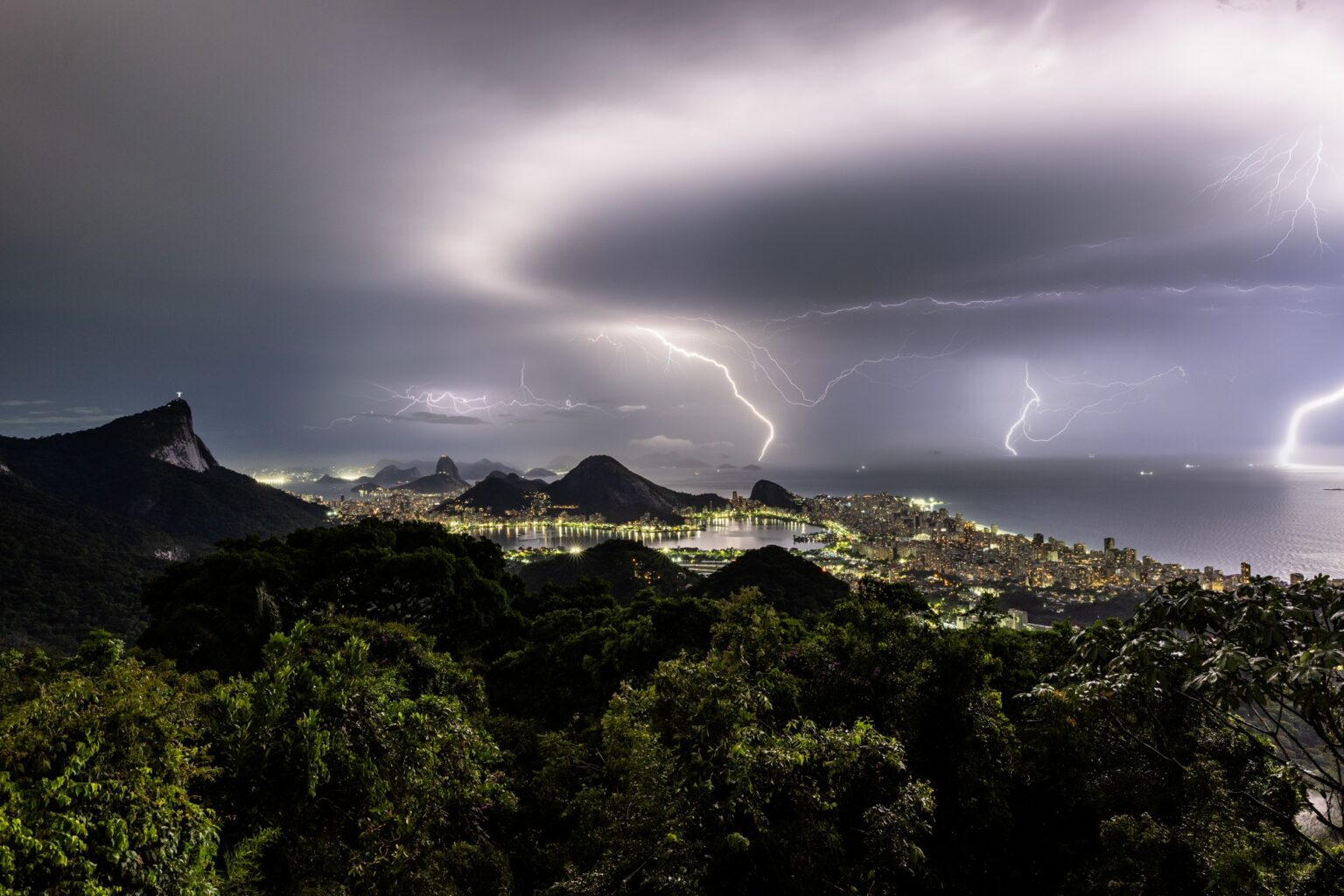 Tempestade de Raios no Rio de Janeiro: Beleza e Perigo em Fotos Deslumbrantes