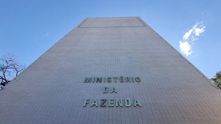 Tesouro Nacional: Limites Fiscais Ultrapassados por Estados Brasileiros em 2025