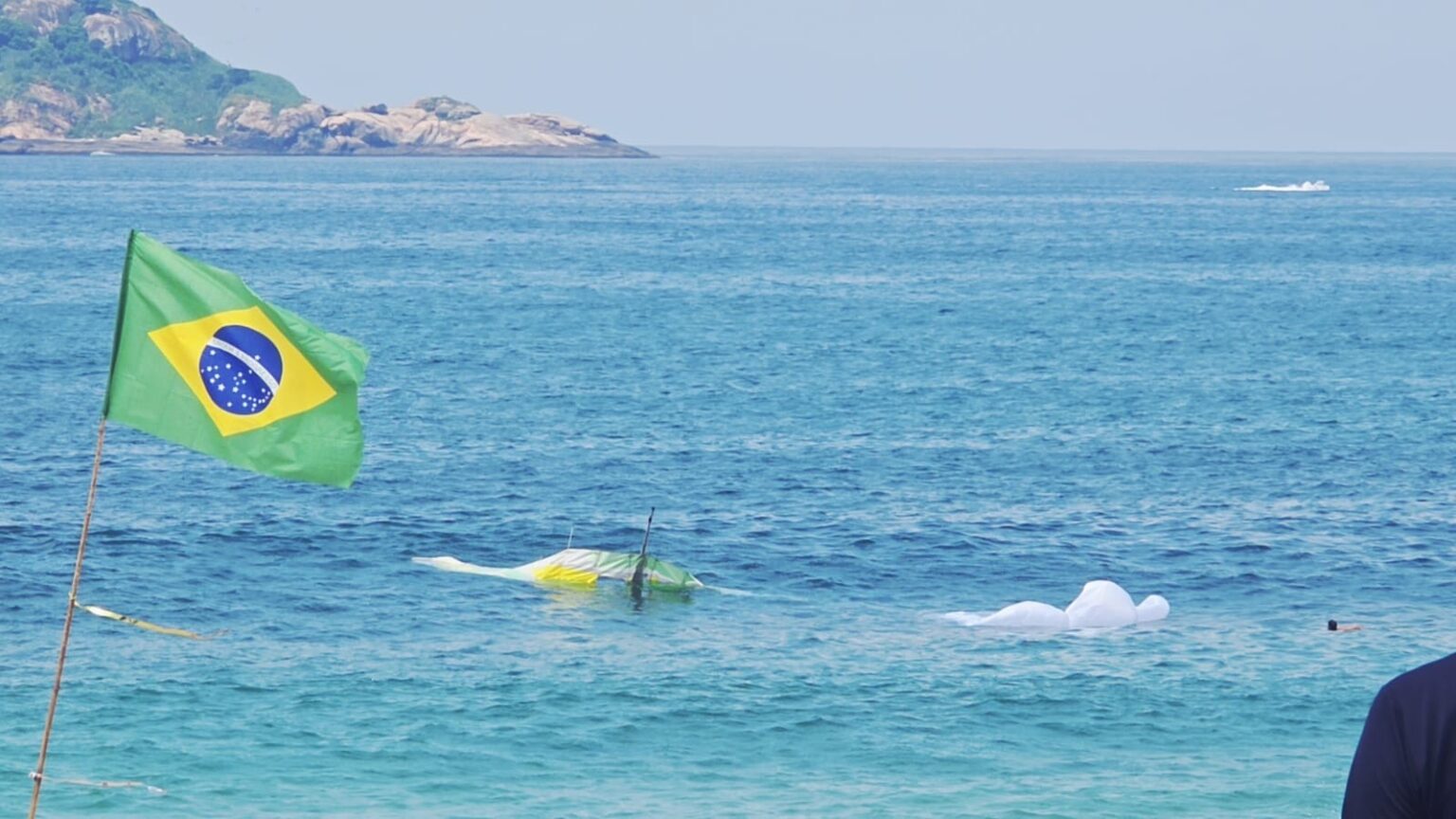 Tragédia em São Conrado: Asa-delta com Duas Pessoas Cai no Mar
