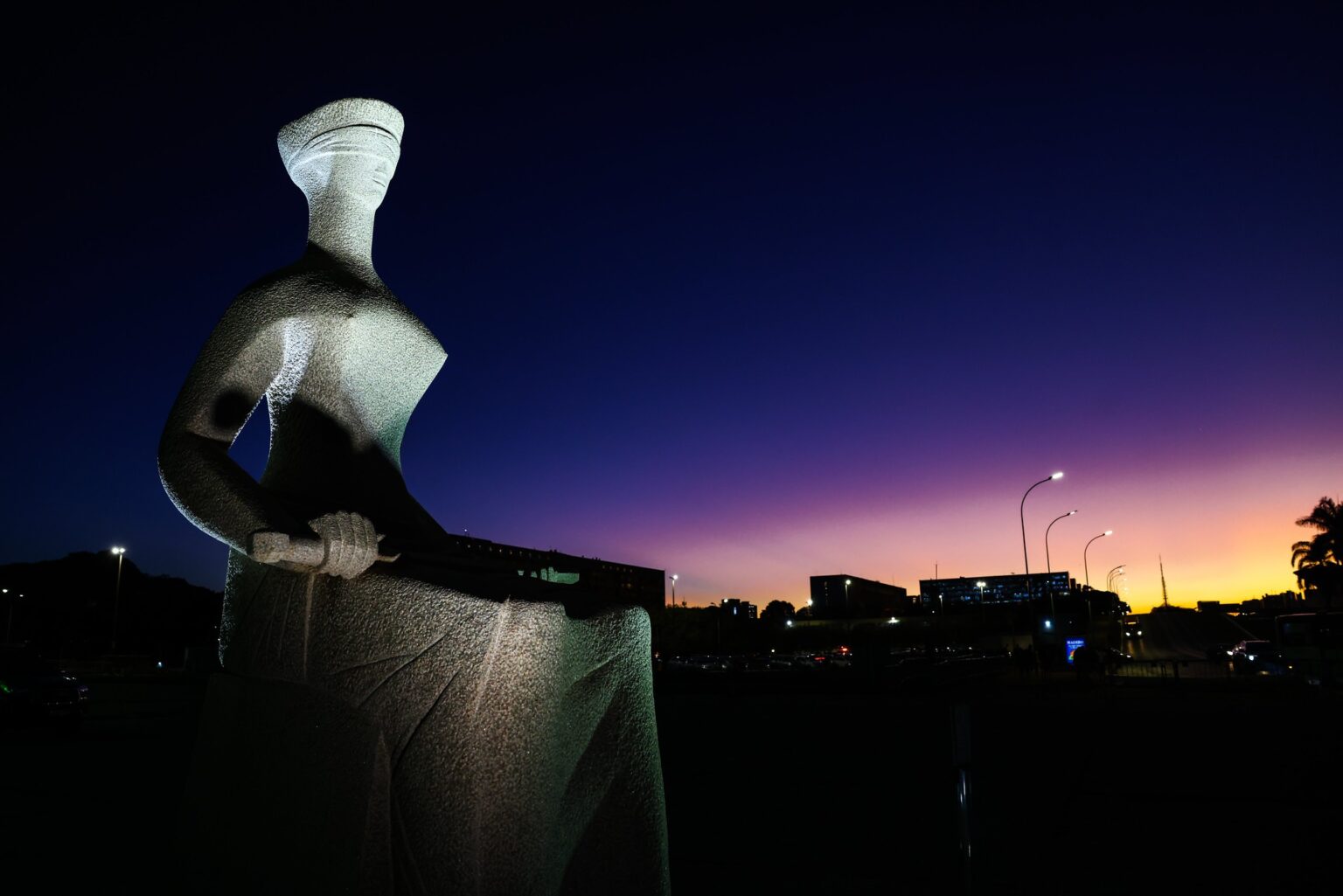 A Origem dos Penduricalhos: Da Corte Portuguesa à Reforma da Previdência A Origem dos Penduricalhos: Da Corte Portuguesa à Reforma da Previdência