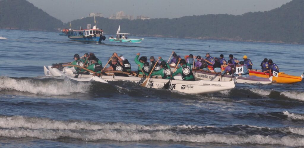 A Volta à Ilha de Santo Amaro: Tradição e Competição na Canoa Havaiana