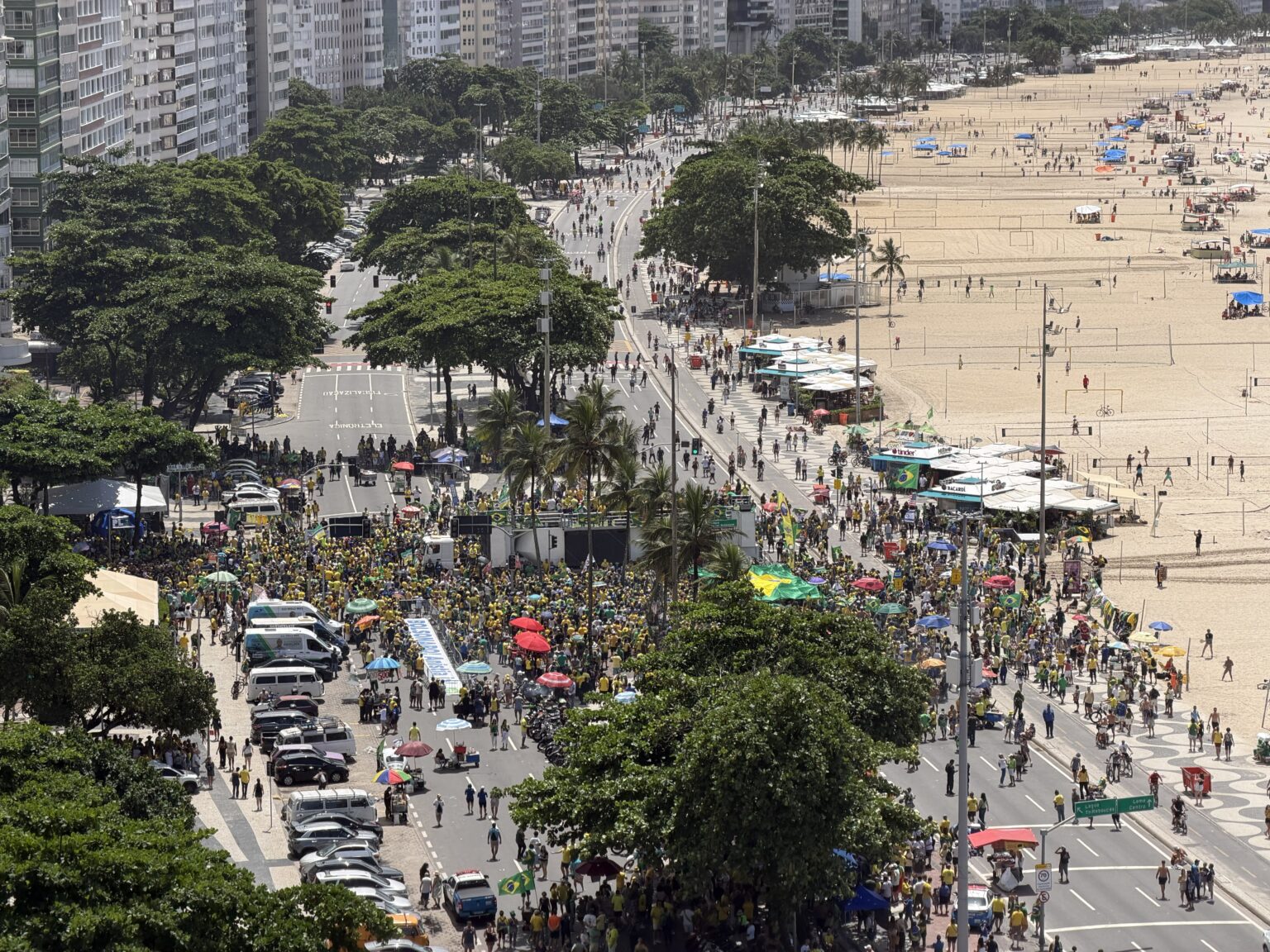 Ato 'Acorda Brasil' em Copacabana: Manifestantes se Mobilizam Contra Lula e STF