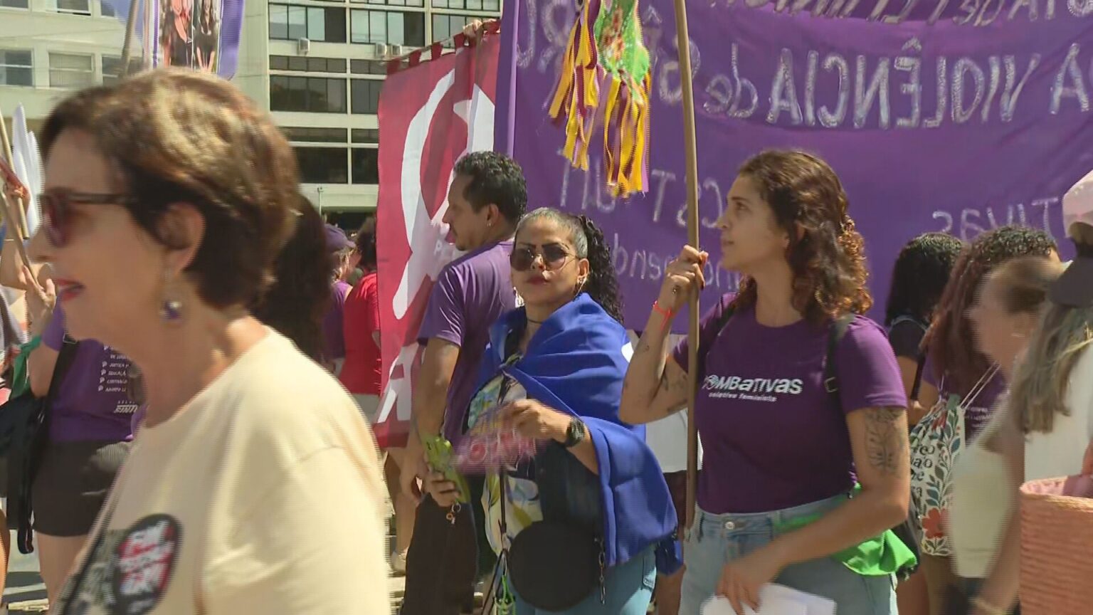 Ato em Copacabana: Manifestantes se Unem Contra a Violência às Mulheres no Dia Internacional da Mulh