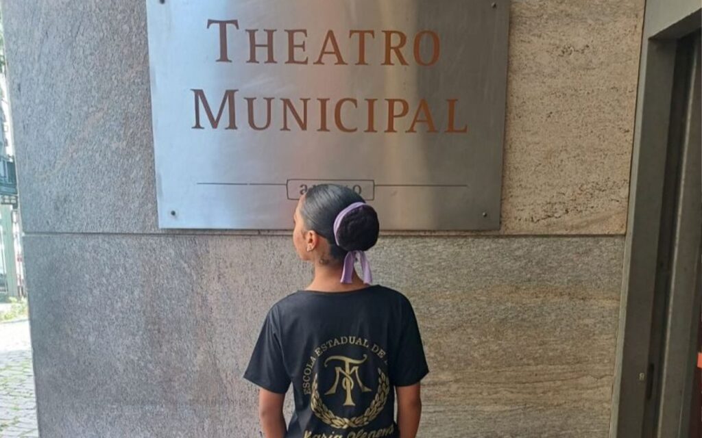 Bailarina da ‘Onda’ Conquista Vaga na Escola Maria Olenewa: Uma Trajetória de Sucesso