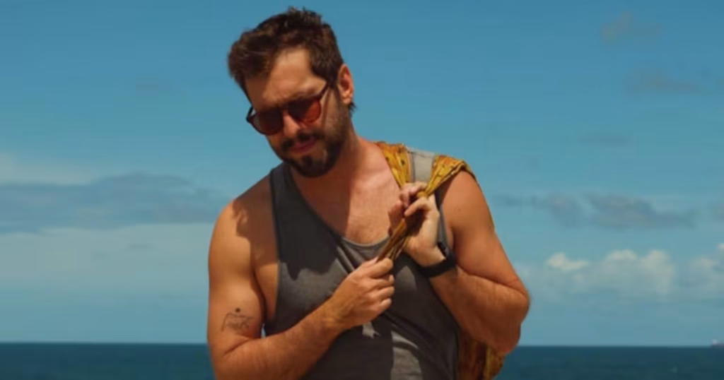 Bruno Kott exibe look descontraído inspirado no Rio de Janeiro