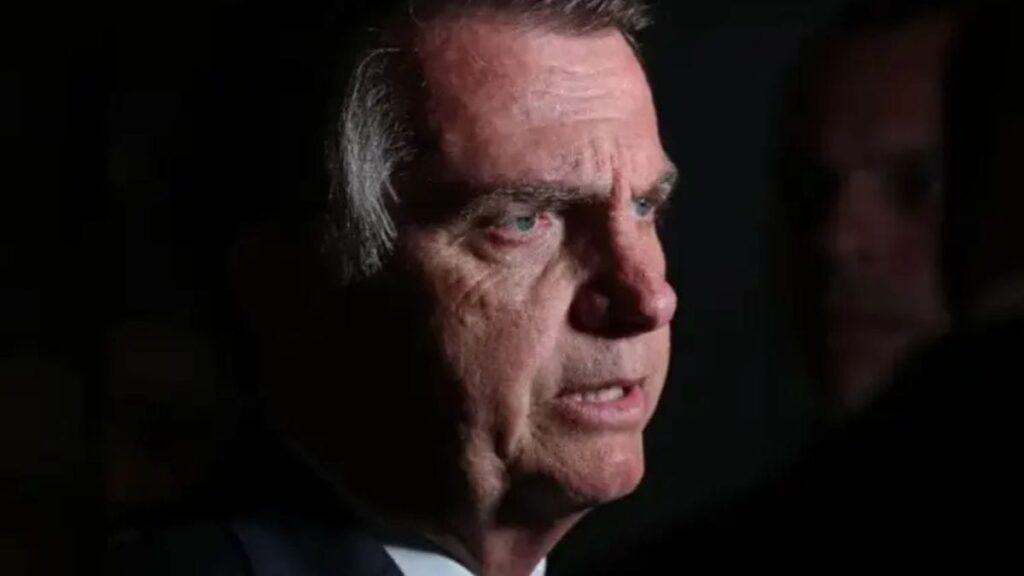 Carlos Atualiza Estado de Saúde de Jair Bolsonaro: Quadro Continua Grave Carlos Atualiza Estado de Saúde de Jair Bolsonaro: Quadro Continua Grave