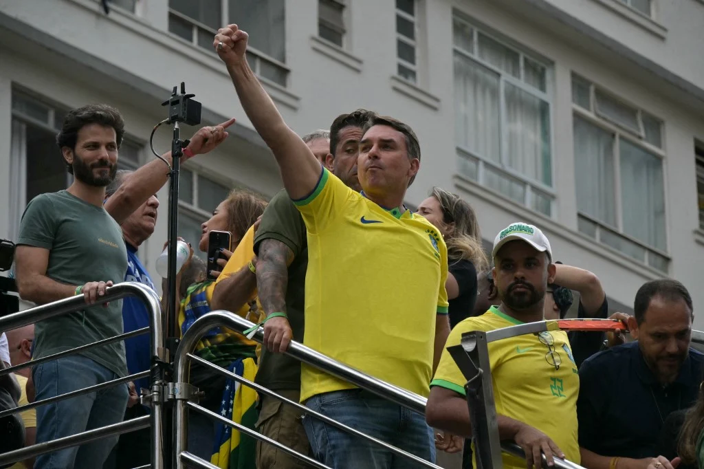 Centrão Defende Neutralidade, Mas Articulações Aumentam Apoios a Flávio Bolsonaro Centrão Defende Neutralidade, Mas Articulações Aumentam Apoios a Flávio Bolsonaro