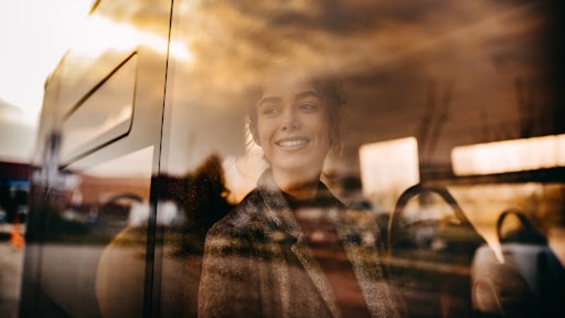 Descubra o que as mulheres buscam antes de viajar: estudo apontou preferência por ônibus