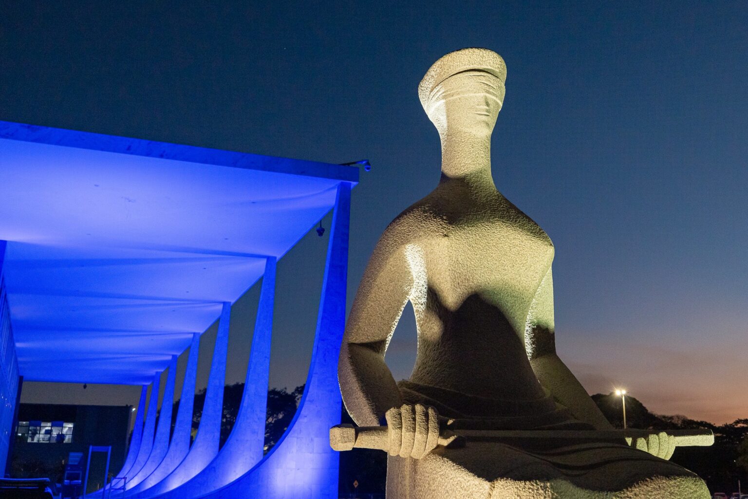 Entenda os Supersalários no Serviço Público: A Influência de Portugal e a Tolerância com Privilégios