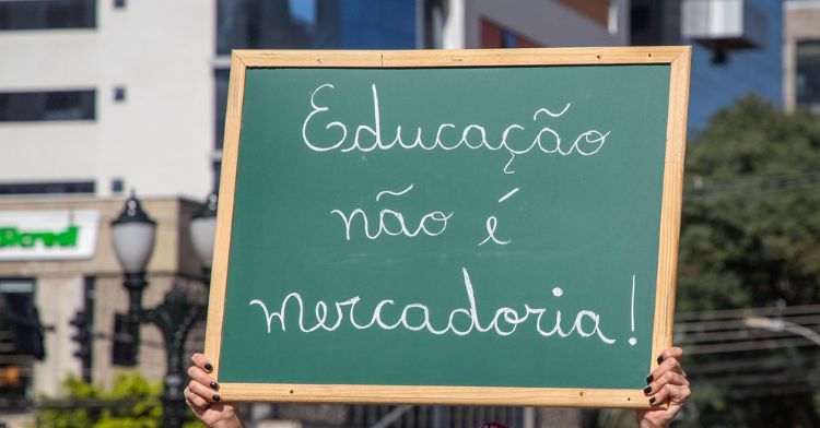 Escola Pública em Disputa: A Realidade das Escolas Estaduais no Paraná