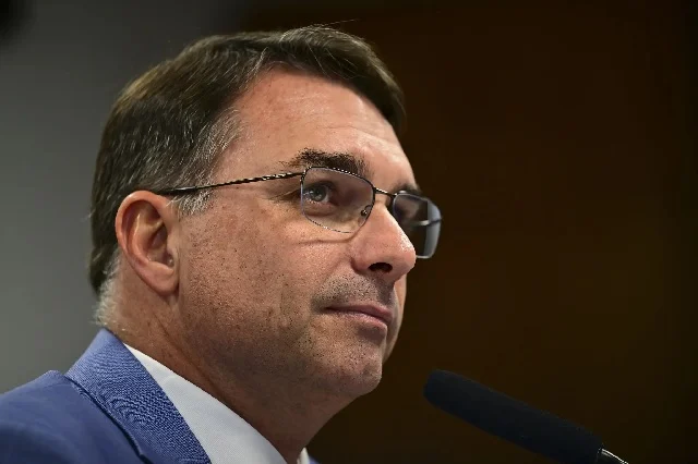 Flávio Bolsonaro Apresenta PEC para Acabar com a Reeleição Presidencial Flávio Bolsonaro Apresenta PEC para Acabar com a Reeleição Presidencial