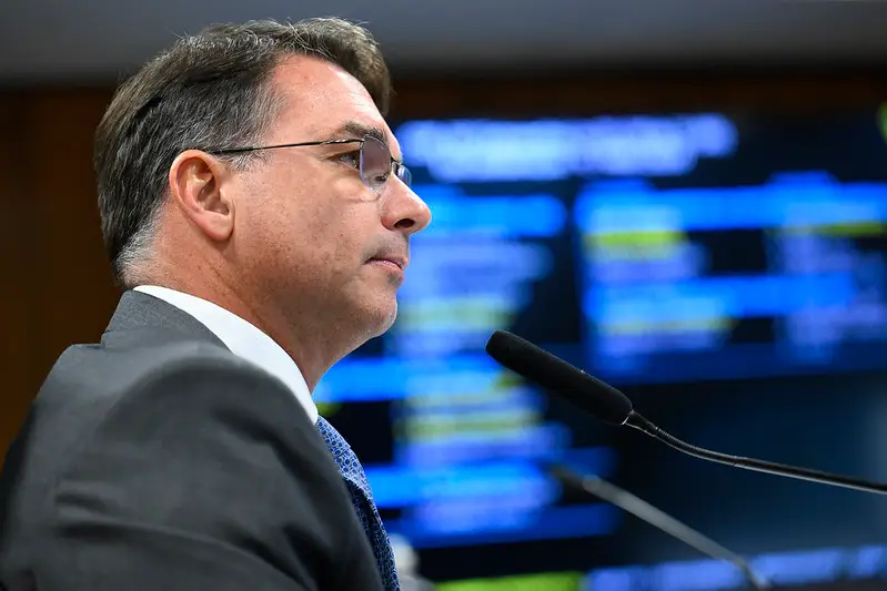 Flávio Bolsonaro defende economia similar à do pai em eventual governo Flávio Bolsonaro defende economia similar à do pai em eventual governo
