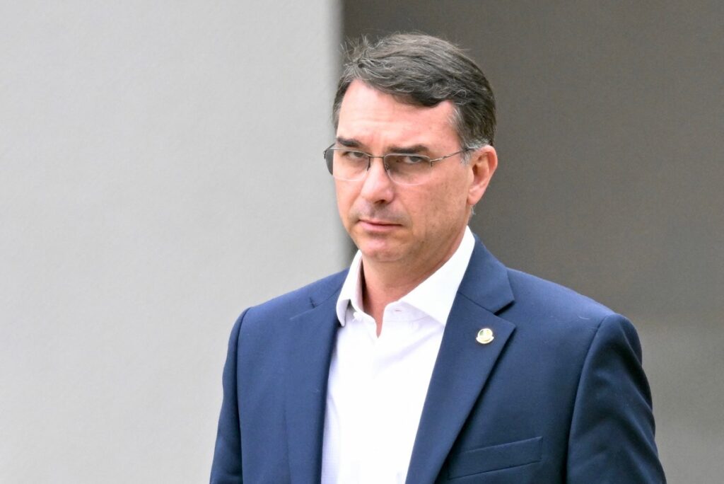 Flávio Bolsonaro e a Busca por Inclusão Feminina na Política: Estratégia para Reduzir a Rejeição Flávio Bolsonaro e a Busca por Inclusão Feminina na Política: Estratégia para Reduzir a Rejeição