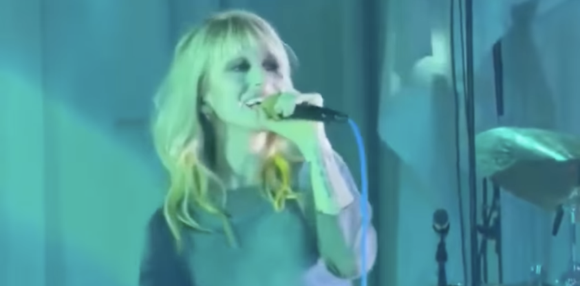 Hayley Williams Lança Sua Nova Turnê com Música em Português na Setlist Hayley Williams Lança Sua Nova Turnê com Música em Português na Setlist