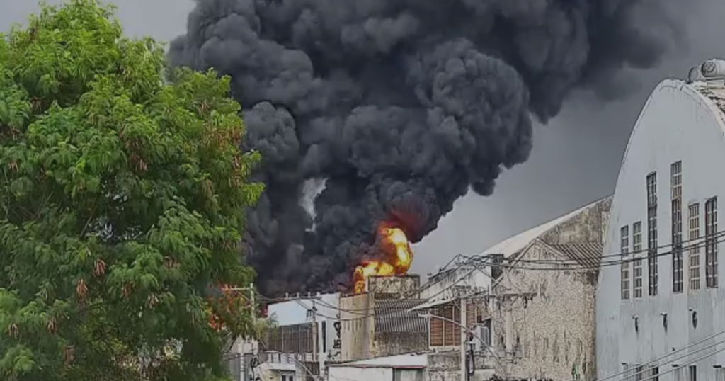 Incêndio de Grandes Proporções Afeta Loja Próxima à Avenida Brasil no Rio Incêndio de Grandes Proporções Afeta Loja Próxima à Avenida Brasil no Rio