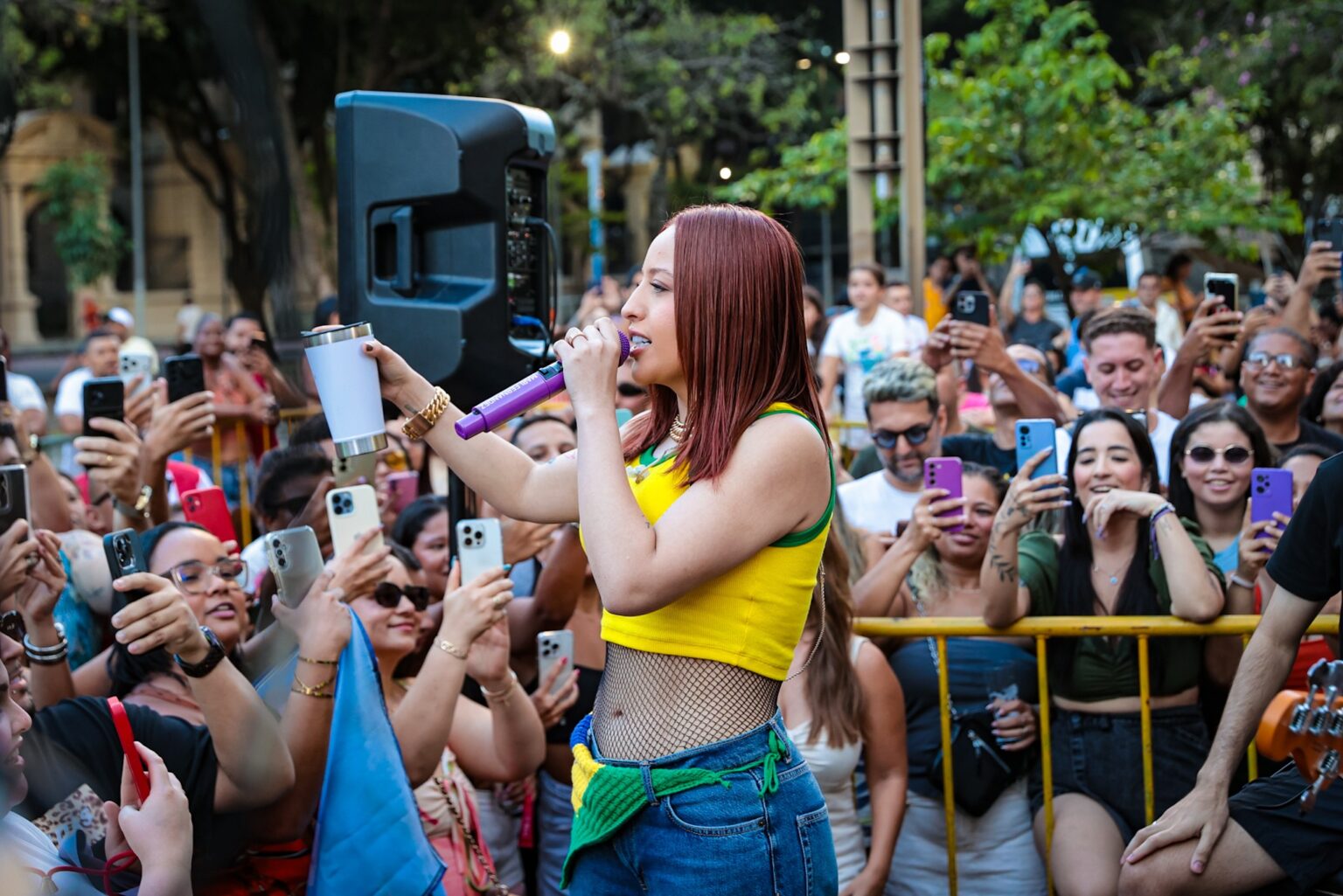 Mari Fernandez Surpreende Cariocas com Apresentação Inesperada