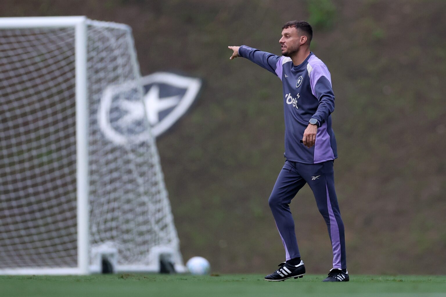 Martín Anselmi em Xeque: Botafogo Enfrenta Bragantino em Busca de Reabilitação