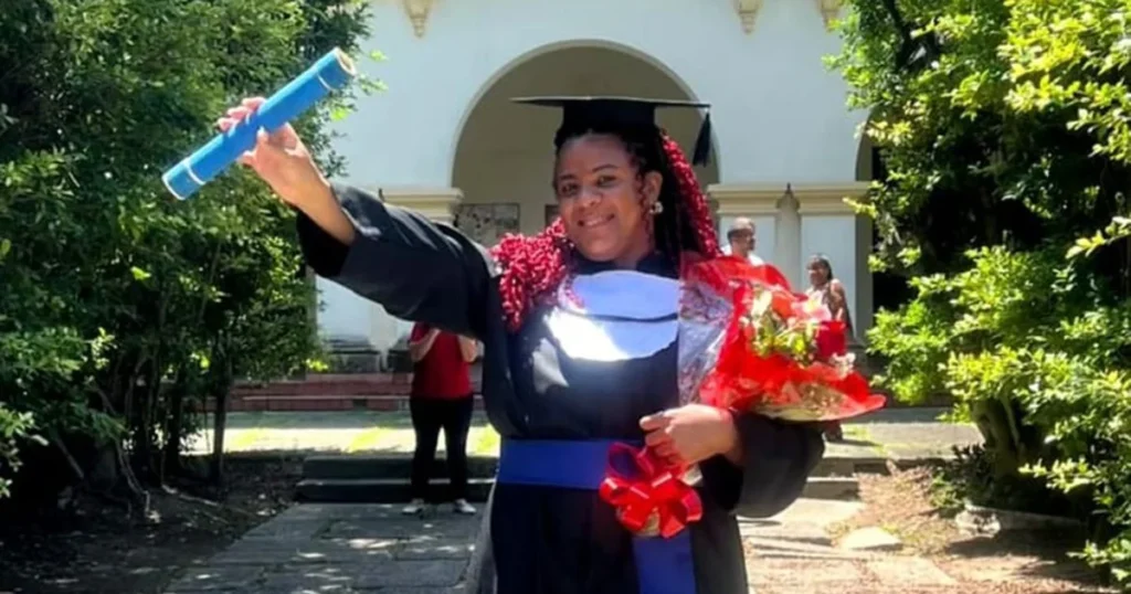 Mulher Trans Conquista Vaga na Universidade Após 25 Anos de Desafios Educacionais