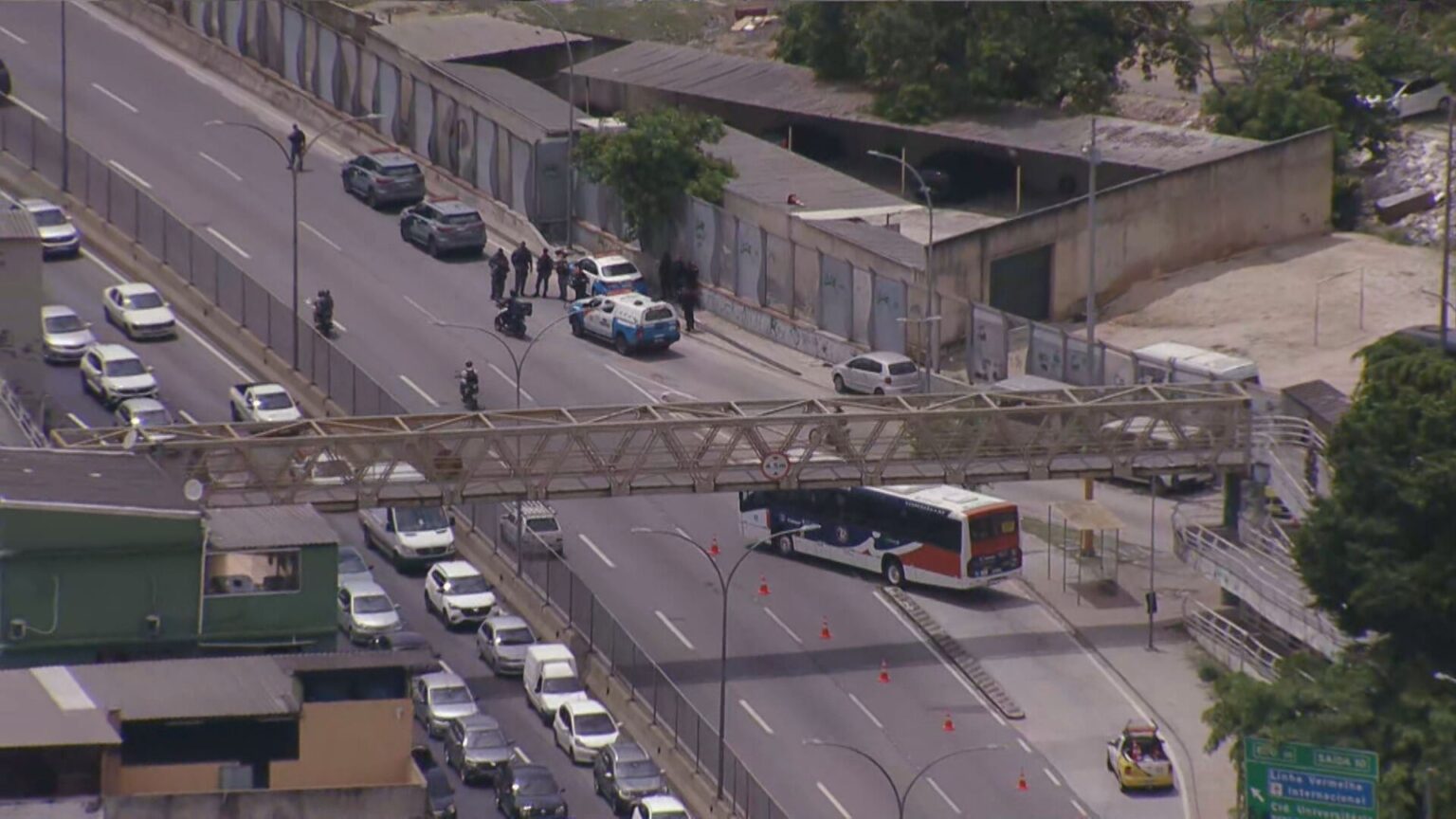 Operação Policial na Maré: Bandidos Bloqueiam Linha Amarela
