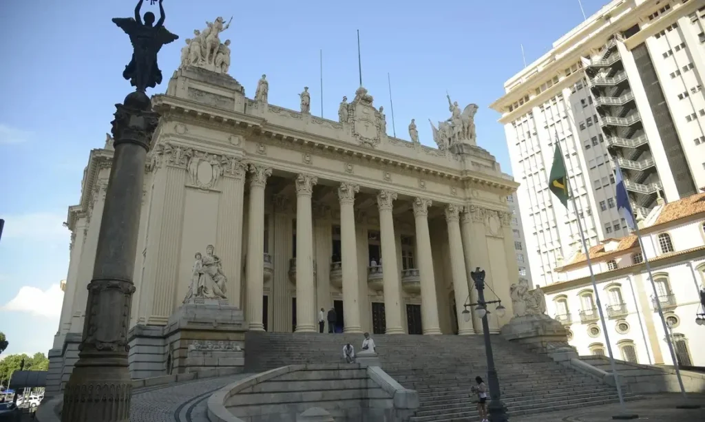 PL Busca Garantir Sucessão no RJ em Ação no STF