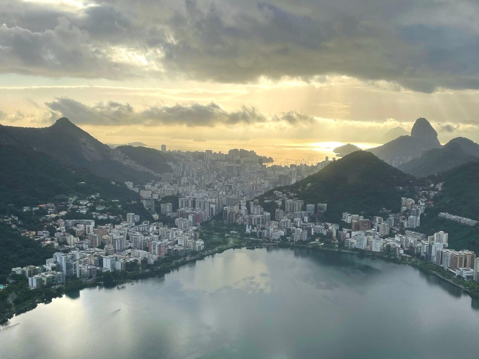 Previsão do Tempo no Rio: Estabilidade e Chuvas Isoladas para o Domingo